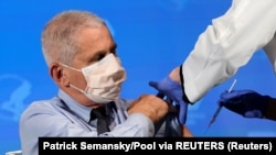 АКШнын башкы инфекционисти Энтони Фаучи «Модерна» компаниясынын вакцинасын сайдырды.