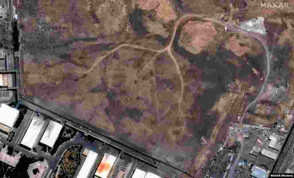 Natanz baýlaşdyryş desgasynda 15-nji iýunda alnan emeli hemra suraty, 22-nji iýunda düşürilen başga bir surat ABŞ-nyň zarbasyndan soň dörän oýugy görkezýär.