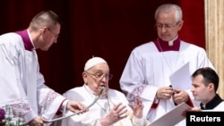 Това е последната снимка на папа Франциск от терасата на катедралата на площад "Св. Петър". Часове след последната му благословия към вярващите по случай Великден, Ватиканът ще съобщи за смъртта му.