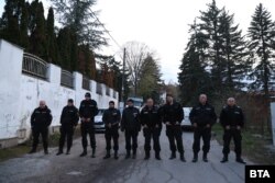 На адреса на резиденцията на ул. "Стар Беловодски път" имаше засилено полицейско присъствие.