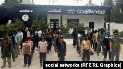 Siriýa, Aleppo lagerinde çagalar YD-a kasam etdirilýär. 