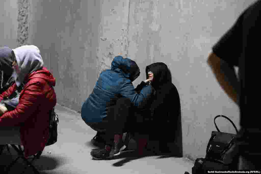 Хората в Киев търсят убежище по време на нощните удари, които разтърсиха украинската столица.