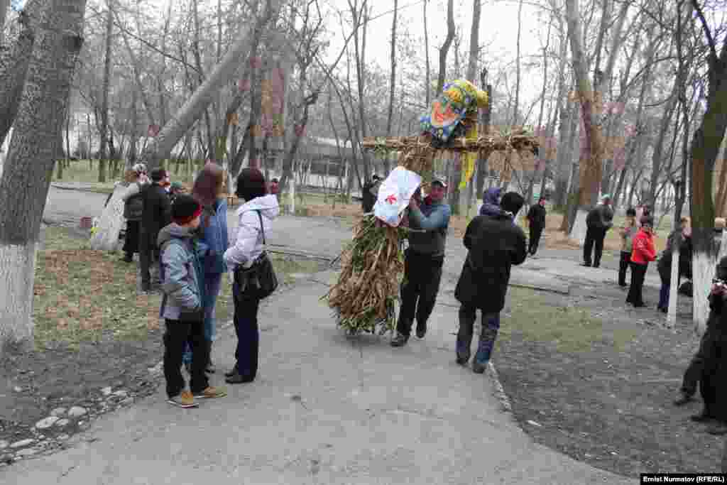 Чучело Масленицы. Неизменный атрибут праздника как блины...