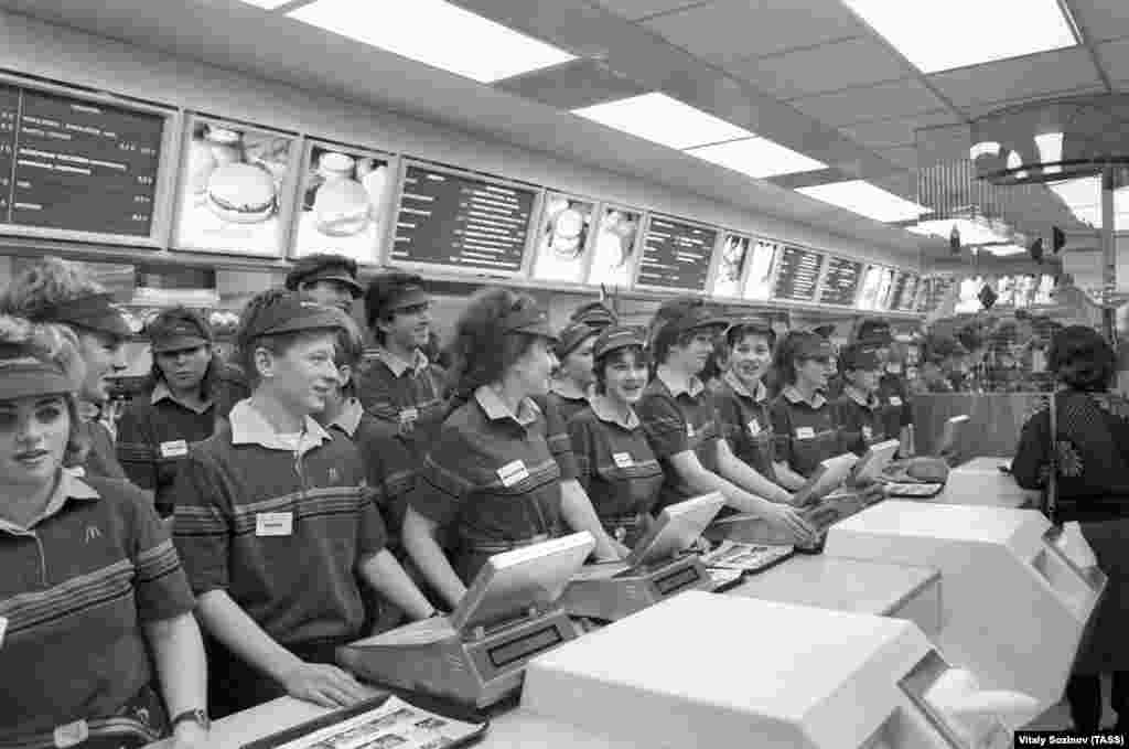 Персоналът е дълго обучаван и подготвян. Казано им е, че денят ще бъде тежък, но никой не си е представял хората да са толкова много.