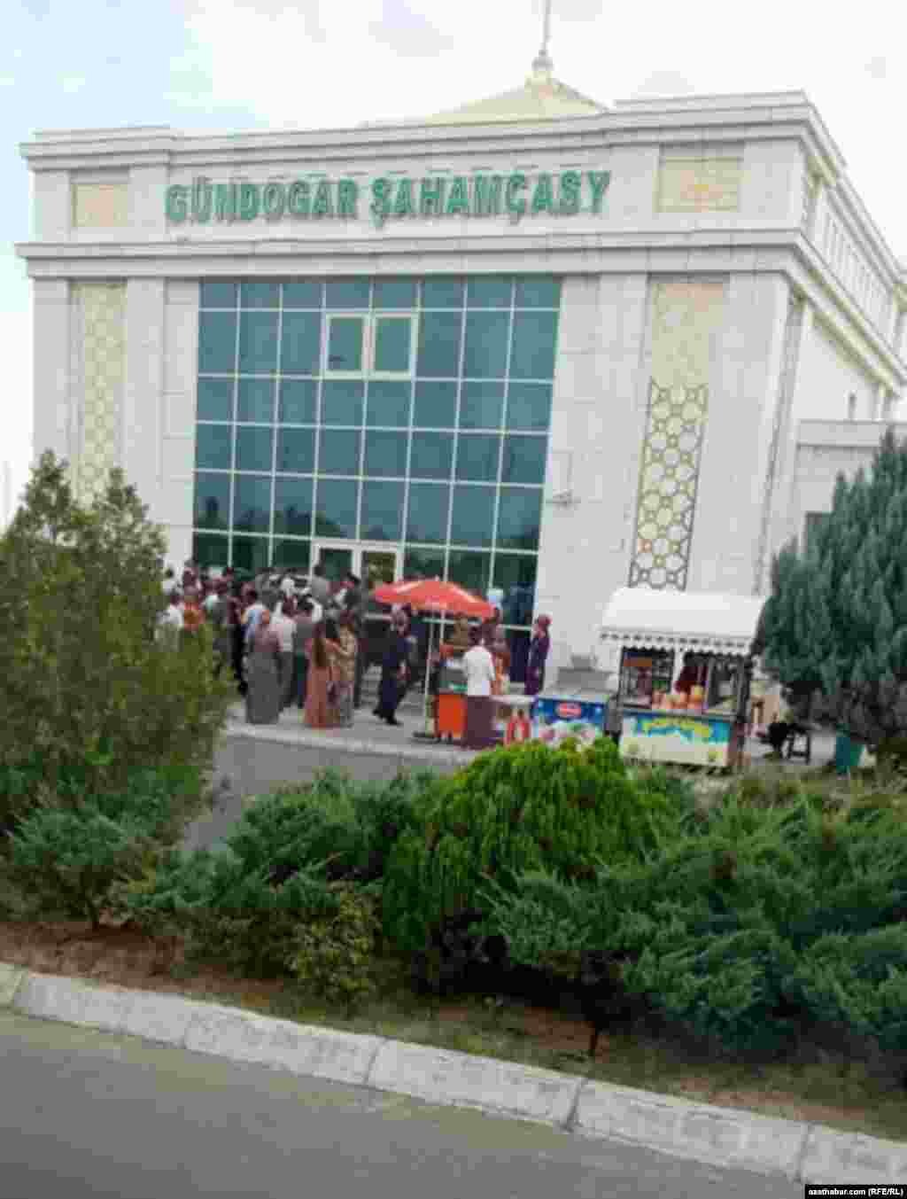 Очередь у банкомата, базар "Гундогар" в Ашхабаде