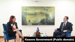 Emilija Rexhepi, në takim me Albin Kurtin pas zgjedhjeve parlamentare, më 2 prill 2025.