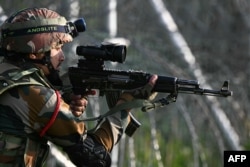 Пакистанский пограничник в районе погранперехода Торкхам. 13 октября 2025 года