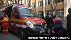 Poliția Capitalei a anunțat că persoanele implicate în incidentul de la Colegiul Național „Ion Creangă” au fost identificate, iar elevul se află în custodia poliţiştilor. 