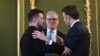 Premierul britanic Keir Starmer (în centru), alături de președintele francez Emmanuel Macron (în dreapta) și de președintele ucrainean Volodimir Zelenski, la summitul de la Londra. 