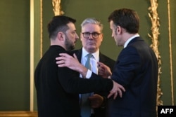 Президенть Украины Владимир Зеленский, премьер-министр Великобритании Кир Стармер и президент Франциии Эммануэль Макрон (слева направо) на встрече в Лондоне 2 марта 2025 года