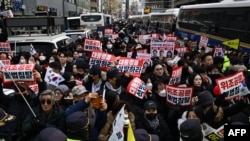 Акция сторонников президента у здания суда в Сеуле, 18 января 2025 г.

