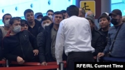 Мигранты из Таджикистана в аэропорту в России