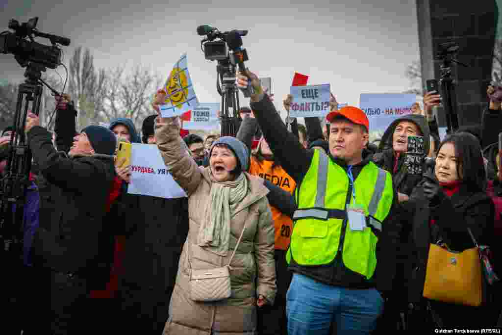 Акциянын катышуучулары Кыргызстанда сөз эркиндигин коргоп чыгышканын билдирип, бийликти коррупцияга каршы күрөшүүгө чакырды.