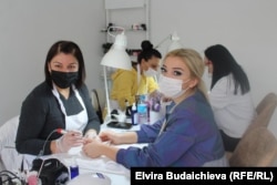 Сотрудницы салона Миры Дооталиевой и клиентка.