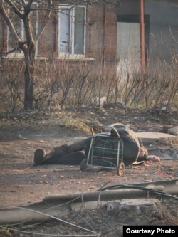 Загибла людина на вулиці Маріуполя, весна 2022 рік