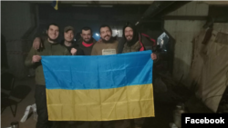 Максим Полупанов на «Азовстали» с украинскими военными. Максим — крайний справа. Из личного архива Полупанова