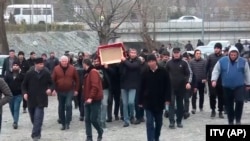 Rude și prieteni poartă sicriul cu rămășițele lui Ramazan Filiev, de 26 de ani, mort în accidentul aviatic al Azerbaijan Airlines.