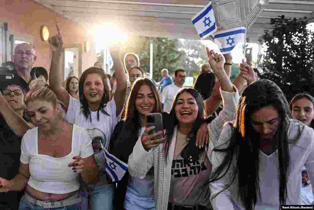 Сваякі і сябры Алона Охеля глядзяць трансьляцыю вызваленьня. Лавон, Ізраіль, 13 кастрычніка 2025.