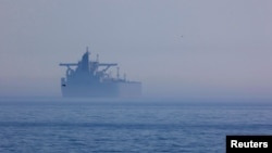 Un tanc petrolier sub pavilion panamez al „flote-fantomă” a Rusiei văzut în largul orașului german Sassnitz, în aprilie 2025.