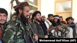 "Талибан" (Кыргызстанда тыюу салынган) кыймылынын согушкерлери багынып берген туткундарды кайтарып турушат.  Ооганстан. 8-сентябрь, 2021-жыл.