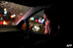 Алесь Бяляцкі ў аўтамабілі на наступны дзень пасьля вызваленьня. Вільня, 14 сьнежня 2015