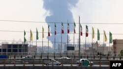 Дым над иранским НПЗ после израильского удара 15 июня 2025 года