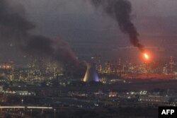 Дим здіймається з об’єкта в місті Хайфа після нового шквалу іранських ракет. Ізраїль, 16 червня 2025 року