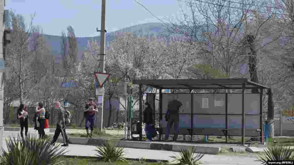 Mından şeerge ketmek mümkün, avtobuslar saatte bir kere qatnay