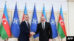ნატოს გენერალური მდივანი იენს სტოლტენბერგი და აზერბაიჯანის პრეზიდენტი ილჰამ ალიევი. 2024 წლის 17 მარტი