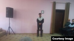 Саҳнае аз муҳокимаи Фарҳод Беков дар додгоҳи Мурғоб 