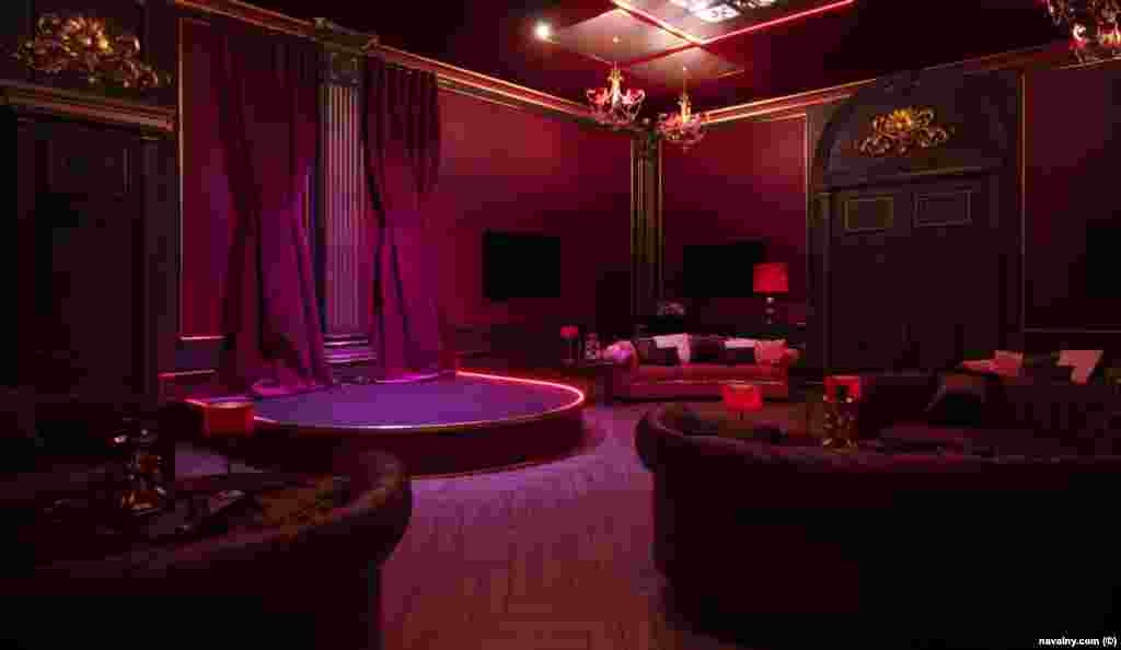 Бул бөлмөдө атайын бийлөөчү аянтча бар. Мисал сүрөт.&nbsp;