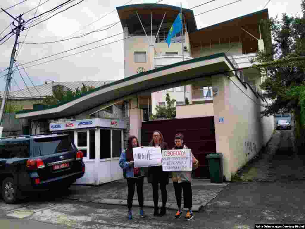 Акция в поддержку арестованных за баннер прошла у посольства Казахстана в Грузии 22 апреля. Одна из ее участниц, Арина Осиновская, говорит, что лично знакома с Бейбарысом Толымбековым.&nbsp; &laquo;Конечно, меня и многих казахстанцев, живущих за рубежом, волнует то, что происходит сейчас в Алматы. Поэтому у меня на плакате было ещё и "от правды не уедешь"&raquo;, - сказала Азаттыку Осиновская. Международные правозащитные организации&nbsp;Freedom House и&nbsp;Amnesty International&nbsp;осудили арест Тулесовой и Толымбекова и призвали власти Казахстана немедленно их освободить.&nbsp;