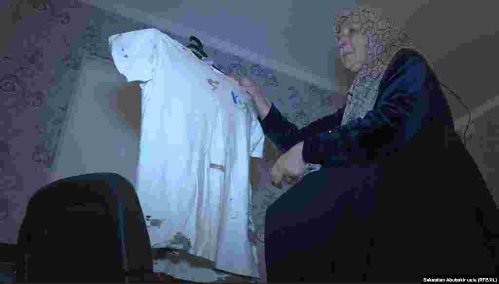 Алишер 25 жашында өзбек тилинде "Сиёсат" (Саясат) гезитин негиздеп, жума сайын чыгарган. Гезит Кыргызстанга жана Өзбекстанга тараган. Ал кийген футболка.