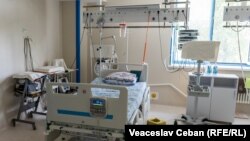 În cadrul spitalului funcționează un Centru Primar AVC, parte a rețelei naționale.