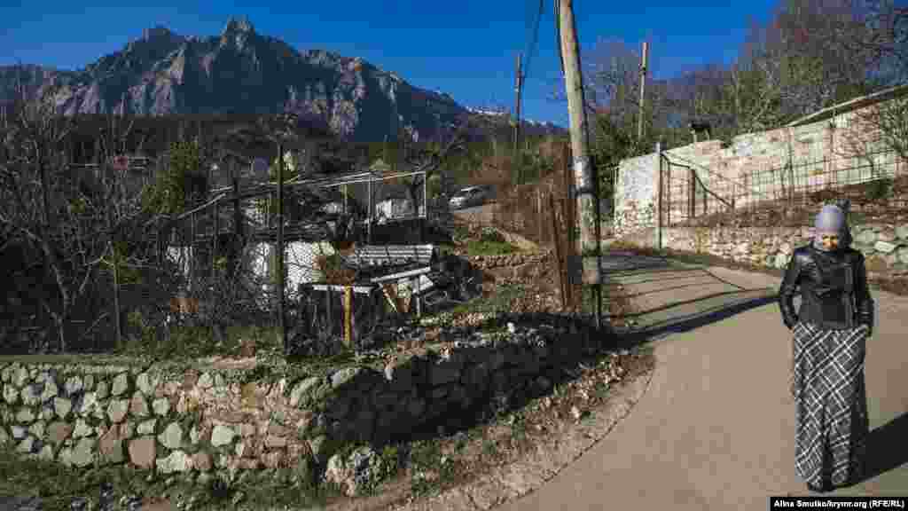 Мер'єм на тлі гори Ай-Петрі неподалік будинку