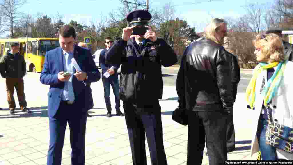 9 березня 2017 року. Покладання квітів до пам'ятника Шевченкові проходить під пильною увагою поліції. Російські силовики вели зйомку всіх, хто приходив сюди. На третій рік анексії, говорили кримчани, їх уже не здивуєш обмеженнями на заходи, символи, вірші і пісні. Але заборонити одягатися за власним смаком не вдалося. Жовтий і блакитний кольори відмінно поєднувалися в святкових вбраннях кримських українців