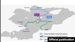 Көк сызык Кыргызстандын азыркы темир жолунун линиялары. Жашыл сызык Кытай-Кыргызстан-Өзбекстан темир жолунун долбоордук картасы. Кырмызы жана көк үзүл-кесил сызыктар бул кийин аталган темир жолго уланчу долбоорлордун болжолу.