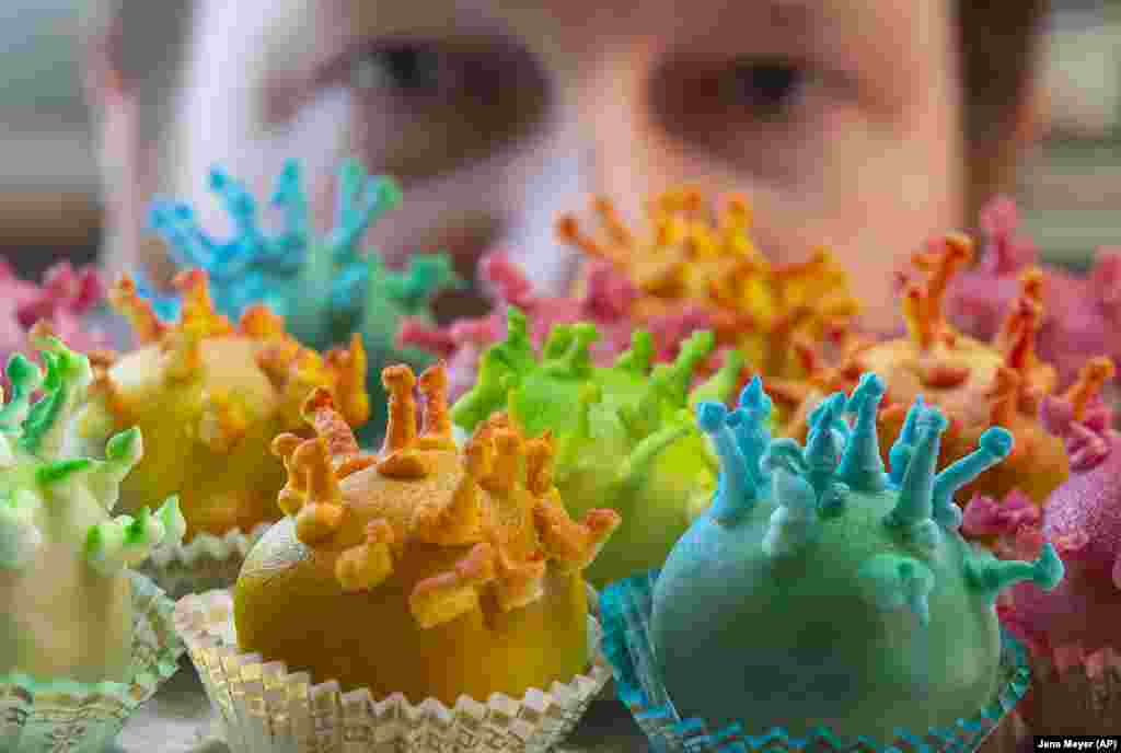 Слаткарот Торстен Рот со неговите т.н. "Корона антитела" колачи во пекарницата Рот во Ерфурт, Германија. Идејата му падна за време на регионалниот саем кога имаше многу малку посетители поради кризата со коронавирусот.&nbsp;