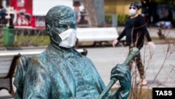 Yaltadaki Mihail Pugovkin abidesi, 2020 senesi martnıñ 30-ı