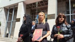 Vijenci pred Skupštinom Crne Gore u znak žalosti za Ustavom