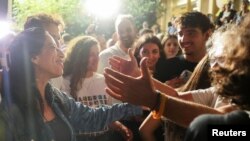 პრეზიდენტ ტრამპის განცხადების შემდეგ 9 ოქტომბერს, თელ-ავივის ქუჩებში გამოსული ხალხი ჰამასის მძევლობაში მყოფი მატან ზანგაუკერის დედას, ეინავ ზანგაუკერს(მარცხნივ) ულოცავს შვილის მოსალოდნელ გათავისუფლებას