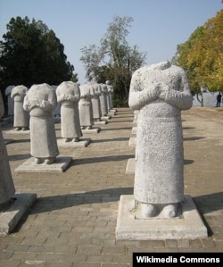 Цяньлин (Чиаң-лиң) көрүстөнүндөгү айкелдер.