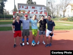 Кыргызстанцы в Чехии. Адилет – в центре.