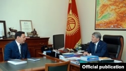 Глава ГКНБ Абдиль Сегизбаев и экс-президент Алмазбек Атамбаев.