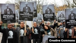 Акція на підтримку Алєся Бяляцького біля білоруського посольства у Парижі, жовтень 2011 року