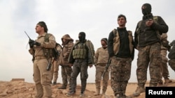 Сирия Демократиялык күчтөрүнүн согушкерлери. Ракка провинциясы, 8-февраль, 2017-жыл.