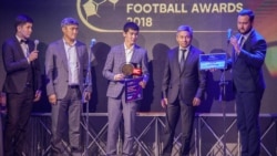 Кыргызстандын футзал боюнча капитаны Улан Байгазы уулу (ортодо).