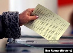 Жінка голосує на російському «референдумі» про статус Криму в березні 2014 року, архів