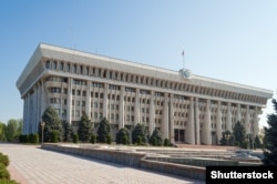 Кыргызстандын эгемендиги жарыяланган Ак Үй.