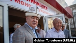 Саясатчы Өмүрбек Текебаев.